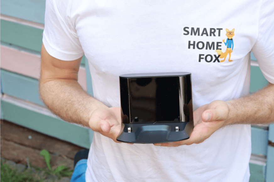 Ladestation des Roborock S6 MaxV wird in den Händen gehalten